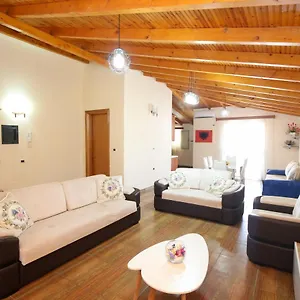 Laerti's Attic Appartamento